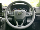 ステアリング上に複数のスイッチが配置され、運転姿勢を保ったまま必要な機能を扱えます。メーターや前方から視線を大きく外さず操作しやすく、日々の運転を支えます。