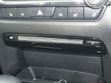 【CD/DVDプレーヤー】運転の際にお好きな音楽やライブDVDなどを流して、楽しくドライブ出来ます♪※DVDを再生した場合、走行中安全の為、画面表示はOFFとなります。