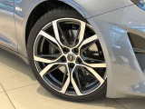 A110の足元を彩るホイールをご覧ください。車体とのバランスや細部の意匠も、この一台を選ぶ楽しみのひとつ。タイヤの状態など、気になる点はスタッフへご相談ください。