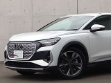 ●Audiが最初に採用したLEDポジショニングランプ。シャープなラインで昼間でも点けていたいと思うほど上品でオシャレです。夜間走行時はさらに目立ちます!
