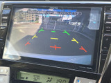 後方の映像にガイド線が表示され、駐車時に車両と周囲の位置関係を確認できます。目視での確認と組み合わせて使えるため、狭い場所での駐車や後退をサポートします。