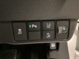 ハンドルの右側にはヘットライトリベライザーとHondaセンシング用のメインスイッチがついています。ヘッドライトリベライザーは道路状況や積荷の加重に応じてライトの高さを調節できます。