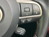停車中には、画面に表示された映像やテレビ番組を楽しめます。映像を確認しやすいサイズで、待ち時間や休憩のひとときに活用できる装備として、日常の使い勝手を高めます。