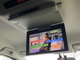 天井部に備わるモニターは、後席でも映像を確認しやすい位置にあります。停車中の休憩時間などに映像を楽しめるほか、同乗者の移動時間を過ごす際にも活用できます。