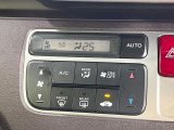 【オートエアコン】一度お好みの温度に設定すれば、車内の温度を検知し風量や温度を自動で調整。暑い&hellip;寒い&hellip;と何度もスイッチ操作をする必要はありません。快適な車内空間には必須の機能ですね♪