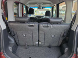 後ろのドアを開けた荷室です。後ろの席は左右で分かれていて、背もたれの上に倒すためのレバーが付いています。