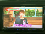 テレビ映像を画面に表示でき、停車中の待ち時間などに番組を視聴できます。画面で映像と字幕を確認しやすく、休憩中のひとときにも活用いただける装備です。