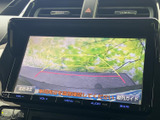 後方映像に進路の目安となるガイド線が表示され、駐車時の位置合わせをサポートします。周囲を目視で確認しながら画面も活用できるため、車庫入れや狭い場所での駐車に便利です。