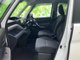 前席からはフロントガラス越しに広く前方を見渡せ、運転席と助手席の間にもゆとりがあります。落ち着いた色合いのシートで、日々の移動をくつろいで過ごせます。