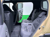 リヤシートは左右分割可倒式シートです。座席一つ一つにも気配りを♪ 「2名乗車+大きな荷物」「3名乗車+長物」などとシーンに合わせて多彩にアレンジできます。