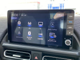 FM・AMラジオやテレビ、スマートフォン連携など、選べるメニューが画面に並びます。使いたい項目を見つけやすく、日常の移動中もお好みの音源を楽しめる装備です。