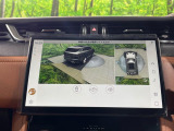 車を真上から見下ろしているような映像を画面に映します。周囲360度の死角をすべて確認できるため、狭い道でのすれ違いやバック駐車も怖くありません。障害物がひと目でわかり、大きな車体でも安全に運転できます