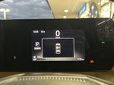 中央のディスプレイに速度やシフト位置などが表示され、運転に必要な情報をまとめて確認できます。表示が見やすく、走行中も視線を大きく動かさず状態を把握しやすい配置です。