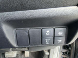 運転席の右下のスイッチです。横滑り防止のOFFスイッチなどが並んでいます。