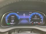 速度やシフト位置、走行に関する情報がまとまって表示され、運転中も必要な情報を確認しやすい配置です。表示内容が見渡しやすく、日々の運転をサポートします。