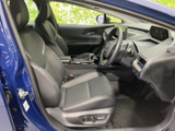 前席は身体を支える形状で、運転席と助手席それぞれにゆったり座れる空間です。視界が広く、ドアを開けた際の乗り降りもしやすい印象で、日々の移動を快適に過ごせます。