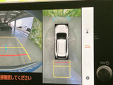 後方の映像に加え、車両周辺を上から見た表示も確認できます。駐車スペースや障害物との距離を把握しやすく、バックでの駐車や切り返しをサポートします。