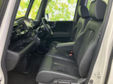 前席は視界を確保しやすい開放的なレイアウトで、運転席と助手席の双方から周囲を見渡せます。シートは身体を支える形状で、落ち着いた室内空間とあわせて日々の移動を心地よく支えます。