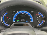 中央に速度などの情報を表示し、左右にも車両情報が並ぶ見やすいメーター廻りです。必要な表示を運転席からひと目で確認しやすい構成です。