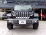 丸型ヘッドライトと7スロットグリルが目を引く、Jeepらしい力強いフロントフェイス。