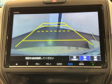 リバースギアに入れるだけで後方の表示へ切り替わります。夜間や雨の日の駐車も楽になりますよ。