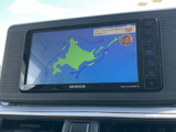 テレビ映像を画面で楽しめる装備です。停車中の待ち時間などに番組を視聴でき、車内で過ごすひとときをより便利に演出します。見やすい画面で、休憩時間の楽しみが広がります。