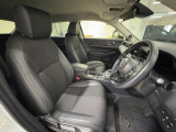 運転席は大きな座面と包み込むような背もたれが身体全体を支えます。上質なシートを採用し長時間の運転やコーナーの多い道も快適です。座ったときの頭上スペースも余裕たっぷりでロングドライブも楽チンです♪
