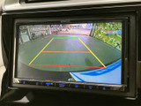 後方の様子を画面で確認でき、ガイドラインを目安にしながら駐車時の位置合わせをサポートします。周囲を確認しやすく、車庫入れや後退時に役立つ便利な装備です。