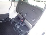 ◆チップアップ&ダイブダウン機構付【ULTR SEAT】は後席座面を左右分割で跳ね上げることができます。トランクで積載できない背の高い荷物をラクラク収納できます。ホンダ車ならではの人気装備です。