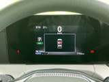 運転席正面の画面に速度やシフト位置、車両の状態などがまとめて表示されます。必要な情報を視線移動を抑えて確認しやすく、毎日の運転をサポートする構成です。