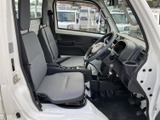 落ち着いた色合いのシートと、見通しのよい運転席まわりで、毎日の乗り降りもスムーズです。助手席側からも車内を見渡しやすく、同乗者にも過ごしやすい空間となっています。