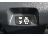 センターコンソールにはカップホルダー装備ペットボトルなども置くことができます。
