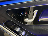 前席はシートヒーター・ベンチレーター付きで、ブルメスターサラウンドシステムのスピーカーもあります。