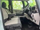 明るい色合いのシートと見通しのよい窓まわりで、運転席まわりは開放感のある空間です。座面やアームレストも備わり、日々の移動でゆったり過ごせる雰囲気です。