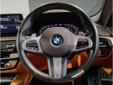 BMWのステアリングはドライバーと車体が一体感に感じれるような操作性を実現しております。また、握りやすさや操作性を向上するためにスイッチ類も配置されております。