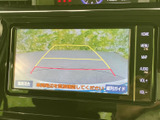 後方の映像に加えて目安となるガイド線が表示され、駐車時の位置合わせを助けてくれます。周囲を直接確認しながら活用できるため、バックでの駐車を落ち着いて行いたい方に便利です。