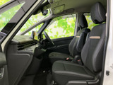 前席はゆとりを感じる座面と背もたれで、運転する方も助手席の方も落ち着いて過ごせる空間です。広い窓から周囲を見渡しやすく、明るさのある室内で日々の移動を快適にお楽しみいただけます。