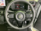 握りやすい形状のステアリングに、左右それぞれ操作スイッチを配置。運転姿勢を保ったまま手元で各種機能にアクセスでき、日々の運転を便利にサポートします。