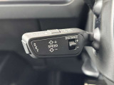 ●アダプティブクルーズコントロール『設定した速度で前方車両に追いつくと、安全な車間距離を自動で調整して前方車両を追従します。長距離ドライブでの疲労を軽減する大変重宝する機能です。』
