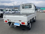 荷台の後方からキャビンへと続く、機能的でまとまりのある造形が魅力です。テールランプや荷台まわりの配置が見やすく、印象的な後ろ姿に仕上がっています。白いボディも爽やかです。