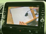 停車中にテレビ番組を視聴でき、休憩時間の過ごし方に幅が広がります。画面は中央に配置され、映像を確認しやすいサイズ感です。日常の待ち時間にも活用いただけます。