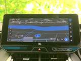 地図上に現在地や周辺道路が表示され、画面端には各種メニューが並びます。地図を確認しながら必要な項目へアクセスでき、目的地までの移動をサポートします。