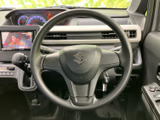 握りやすい形状で、運転席から自然に手を伸ばしやすい位置に配置されています。前方を見ながら扱いやすく、毎日の移動を支える運転席まわりの装備です。