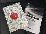 メンテナンスノート、取扱説明書ですね。 車の情報が凝縮されています。 車の整備記録が記載されている大事な物ですよ。