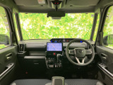 運転席から前方を見渡しやすく、視界が広がる印象の室内です。座席まわりには操作部や収納がまとまり、毎日の移動でも落ち着いて過ごせる空間となっています。