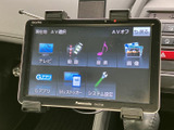 画面にはテレビや動画、音楽などのメニューが表示され、目的に応じて選びやすい構成です。項目が画面上に整理されているため、操作内容を確認しながら日常のお出かけに活用できます。