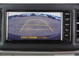 【バックモニター】 後退時に車両の後ろ側を表示します。車庫入れなどでバックする際に安心です。