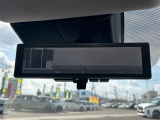 【デジタルルームミラー】車両後方カメラの映像をルームミラーに映すことが出来ます。 そのため、後席に人や荷物があって後方が見えづらい場合でもしっかり視界を確保することが出来ます。