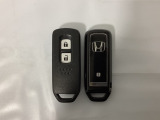 スマートキーを装備しています。鍵を差し込むことなくドアロックの開け閉めと、スタートボタン操作でのエンジンスタートができます。スペアキーも同じものを用意しております。