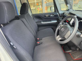 運転席と助手席を右側から写しました。座面が広く、ゆったり座れます。
